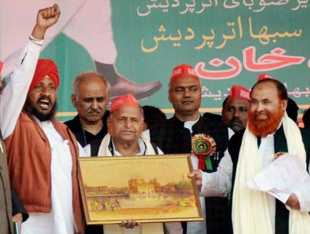 Mulayam again poses as Mulla - hobnobbing with Muslims 2013
